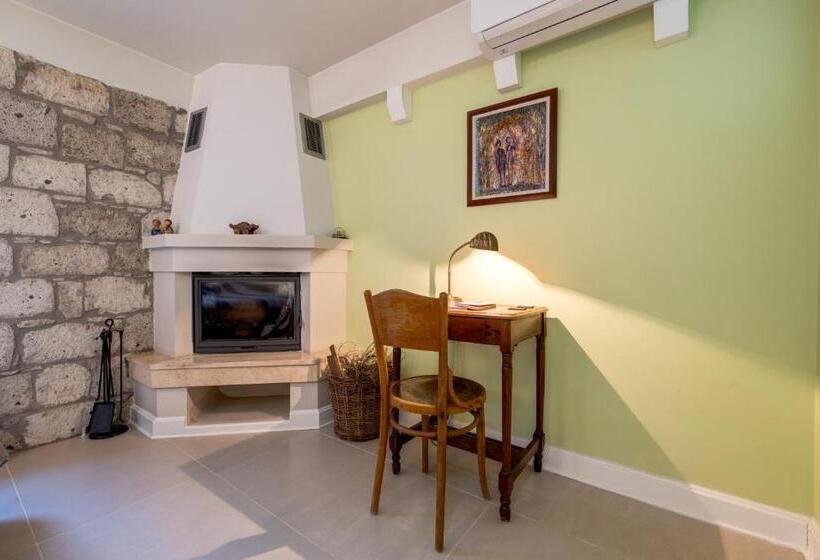 اتاق لوکس, Sakin Ev