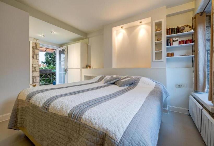 اتاق لوکس, Sakin Ev