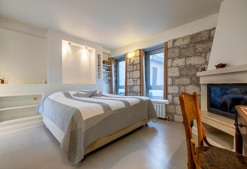 اتاق لوکس, Sakin Ev