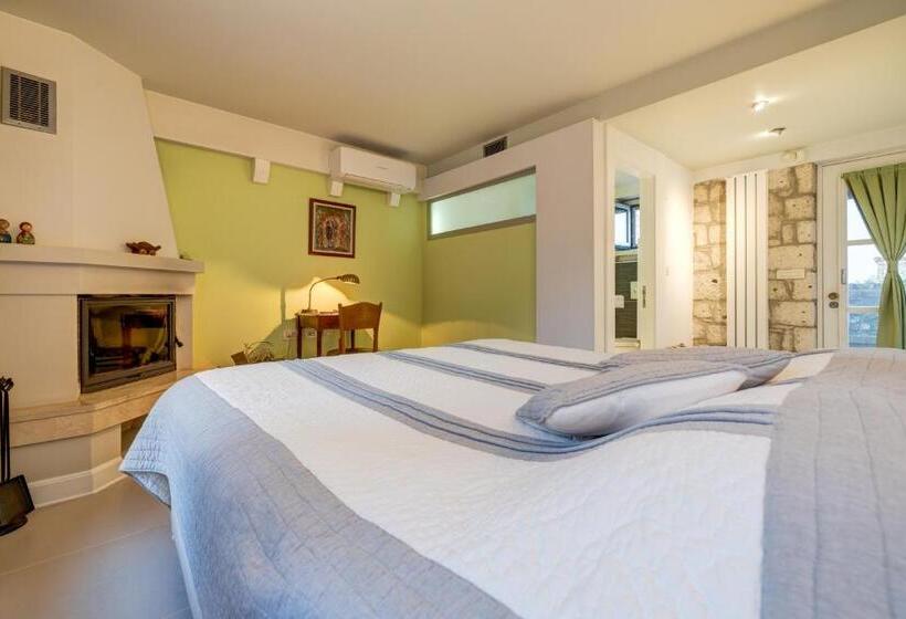 اتاق لوکس, Sakin Ev