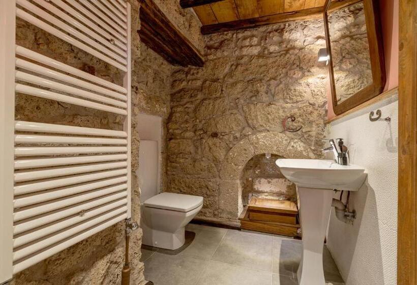 اتاق لوکس, Sakin Ev