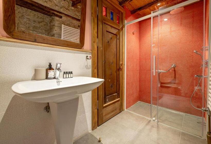 اتاق لوکس, Sakin Ev