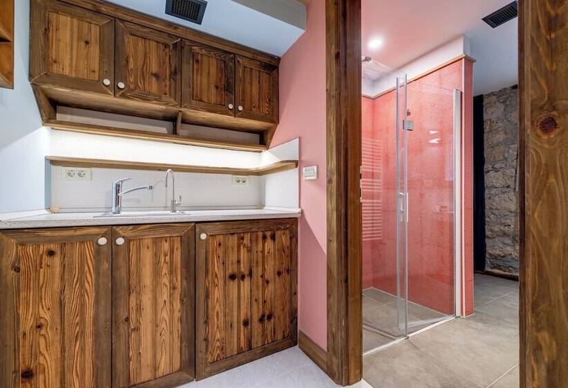 اتاق سوپریور, Sakin Ev