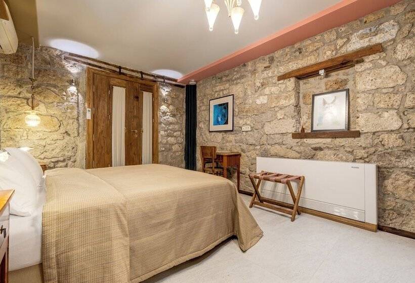 اتاق سوپریور, Sakin Ev