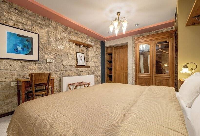 اتاق سوپریور, Sakin Ev