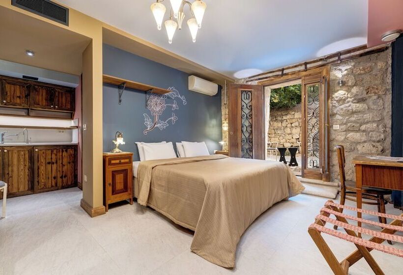 اتاق سوپریور, Sakin Ev