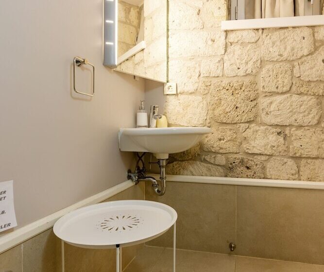 اتاق اکونومی, Sakin Ev