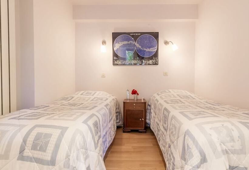 اتاق اکونومی, Sakin Ev