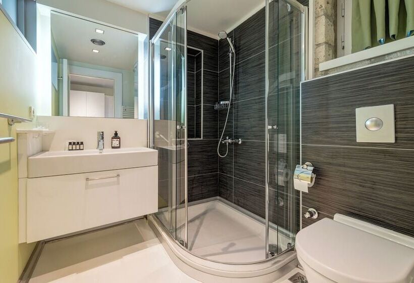 اتاق لوکس, Sakin Ev