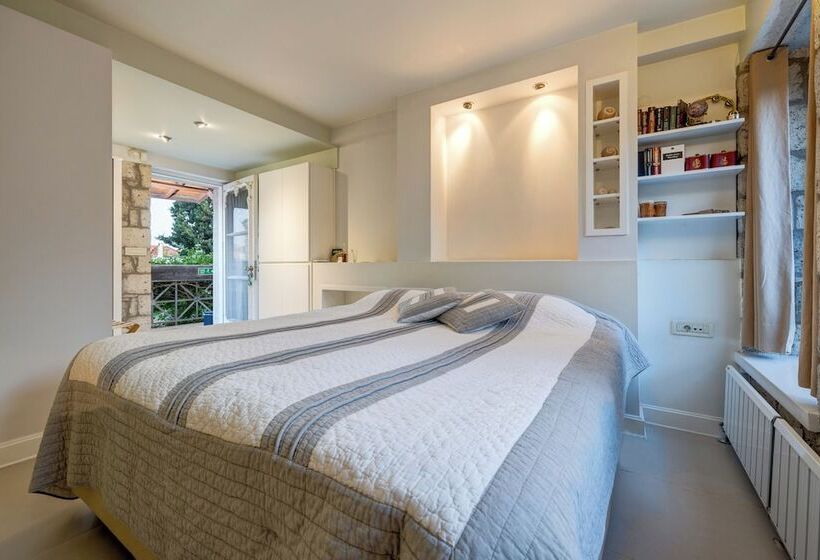 اتاق لوکس, Sakin Ev