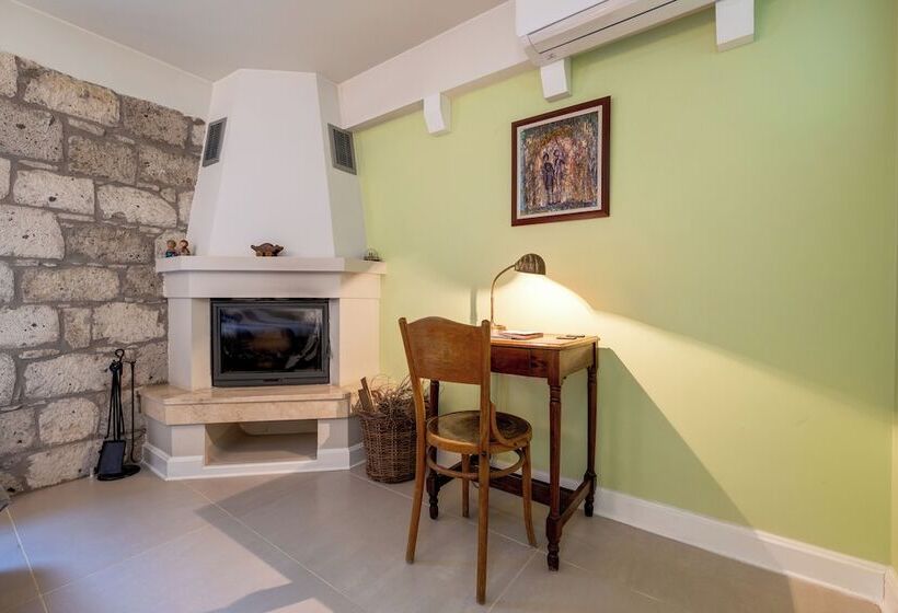 اتاق لوکس, Sakin Ev