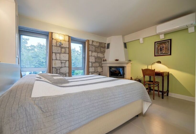 اتاق لوکس, Sakin Ev