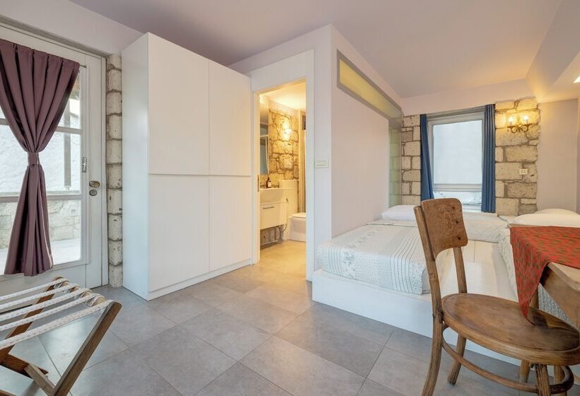 اتاق استاندارد سه نفره, Sakin Ev