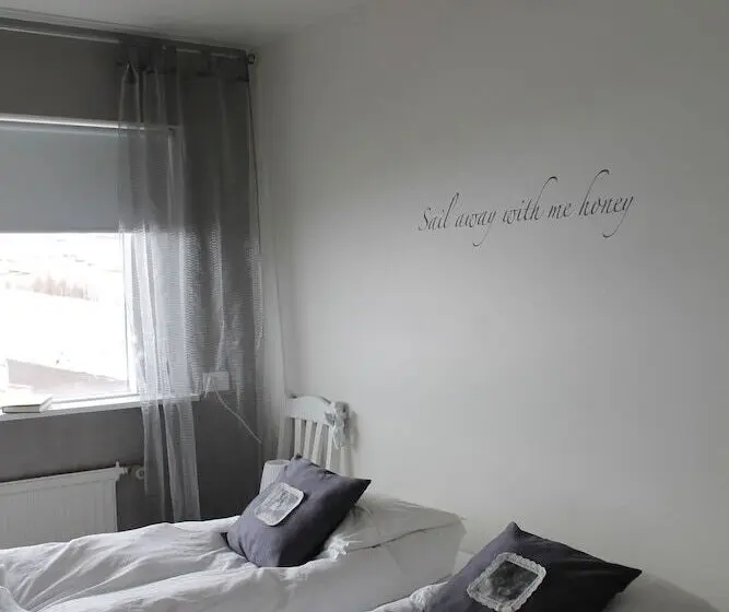 اتاق استاندارد سه تخته با سرویس بهداشتی مشترک, Skjaldarvik Guest House