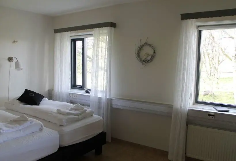 اتاق استاندارد سه تخته با سرویس بهداشتی مشترک, Skjaldarvik Guest House