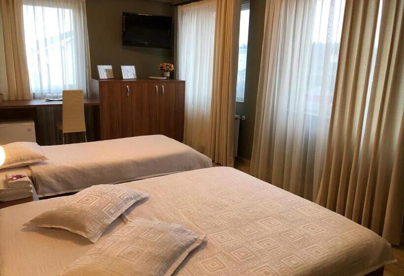 Quarto Triplo Comfort, Pension Aroma