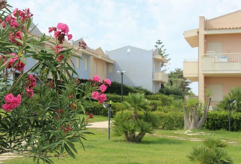 דירת חדר בקומת קרקע, Agua Residence