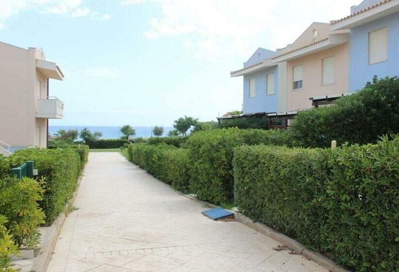 דירת חדר בקומת קרקע, Agua Residence