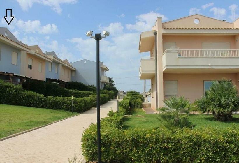 דירת חדר בקומת קרקע, Agua Residence