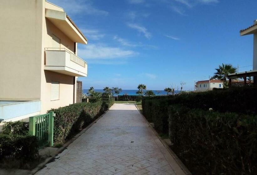 דירת חדר בקומת קרקע, Agua Residence