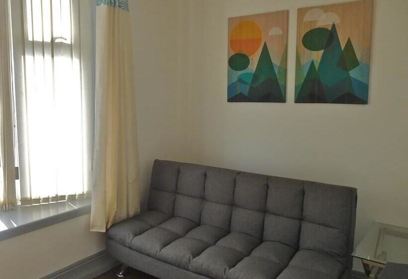 침실 3개 아파트, The Wrens