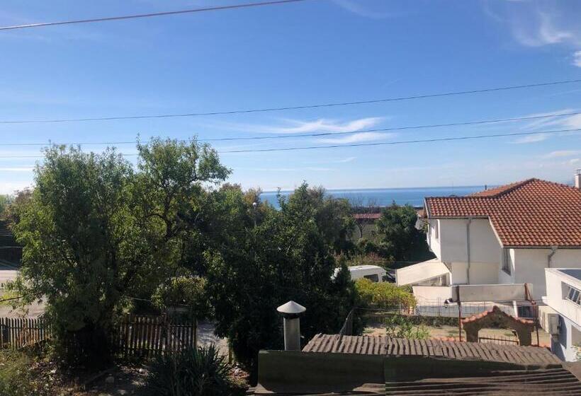 Triple Room Sea View, Guest House Paskal