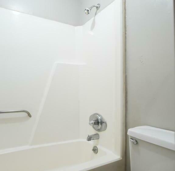 غرفة قياسية سرير كينج لذوى الإحتياجات الخاصة, Raceway Inn