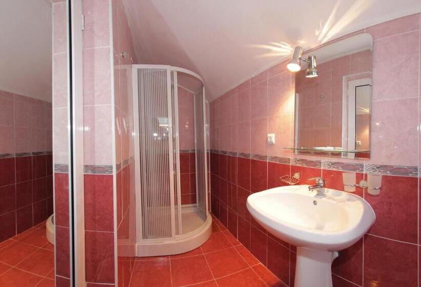 シニアスイート, Vila Acvila