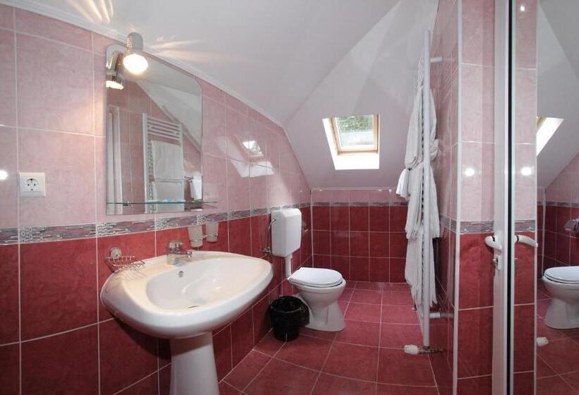 シニアスイート, Vila Acvila