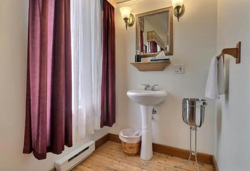 اتاق استاندارد سه تخته با سرویس بهداشتی مشترک, Auberge De La Vieille Maison