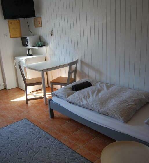 标准三人间, Autóscsárda és Panzió