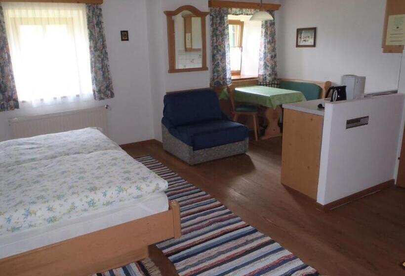 스탠다드 스튜디오, Russbachbauer