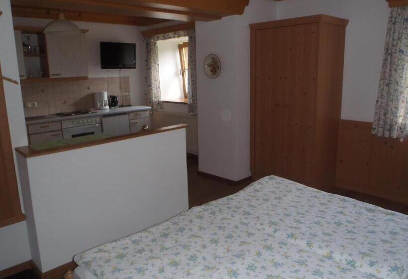 스탠다드 스튜디오, Russbachbauer