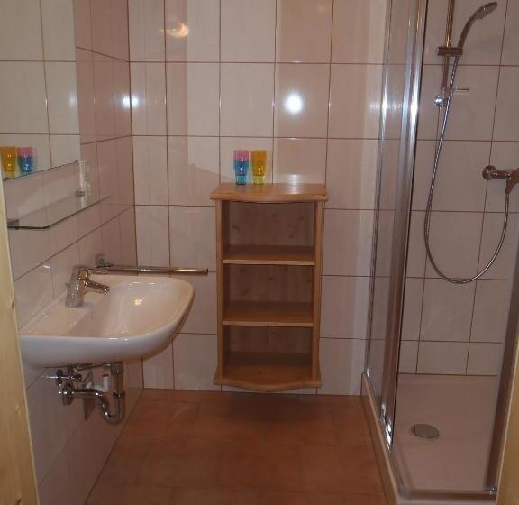 침실 2개 아파트, Russbachbauer