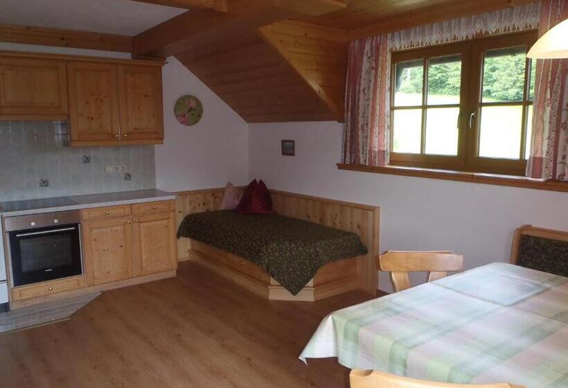 침실 2개 아파트, Russbachbauer