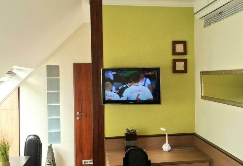 阁楼房, Roxane Panzio