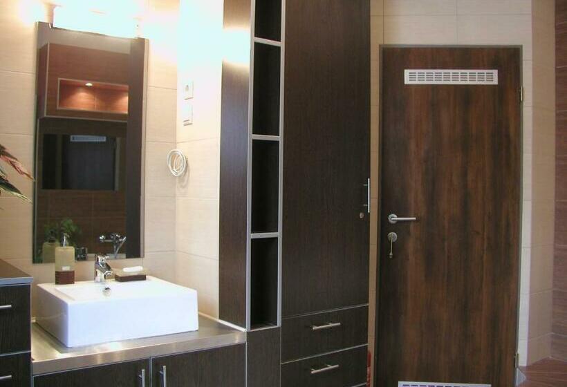 阁楼房, Roxane Panzio