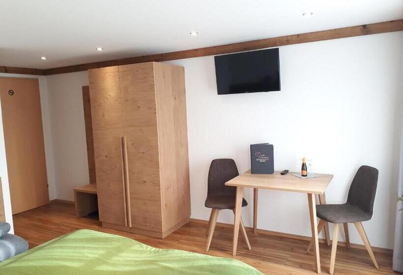 Трехместный Номер Стандарт с Балконом, Denggnhof