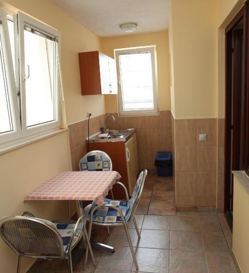 استودیوی استاندارد, Apartments Memidz