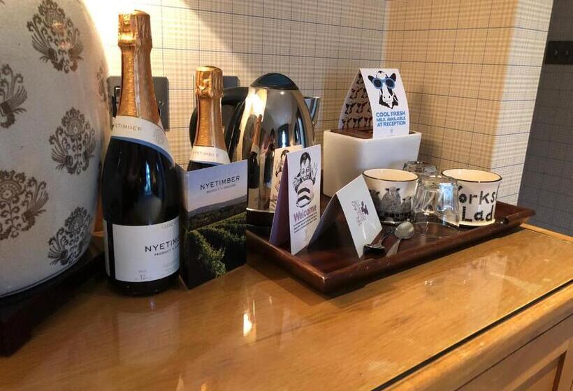 Номер Клуб, The Wheatley Arms