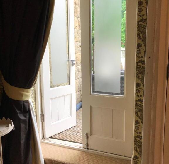 Люкс, The Wheatley Arms