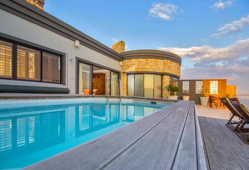 סוויטת פנטהאוז, Alexander Guest House