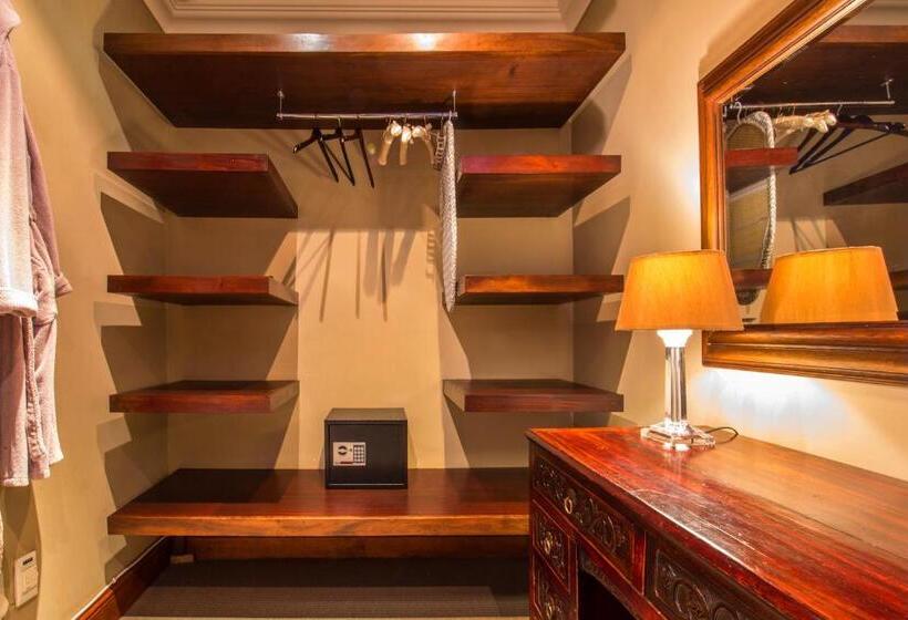 סוויטה מלכותית, Alexander Guest House