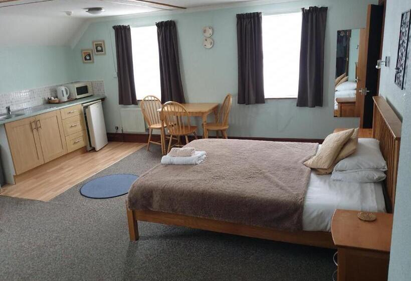 标准工作室, Claremont House