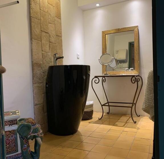 سوییت جونیور, Domaine D Angouire