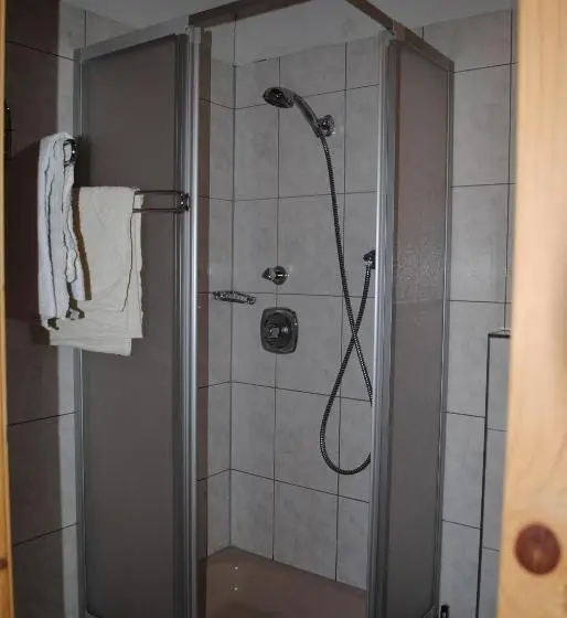 Standard Neljän Hengen Huone, Landgasthof Steiner