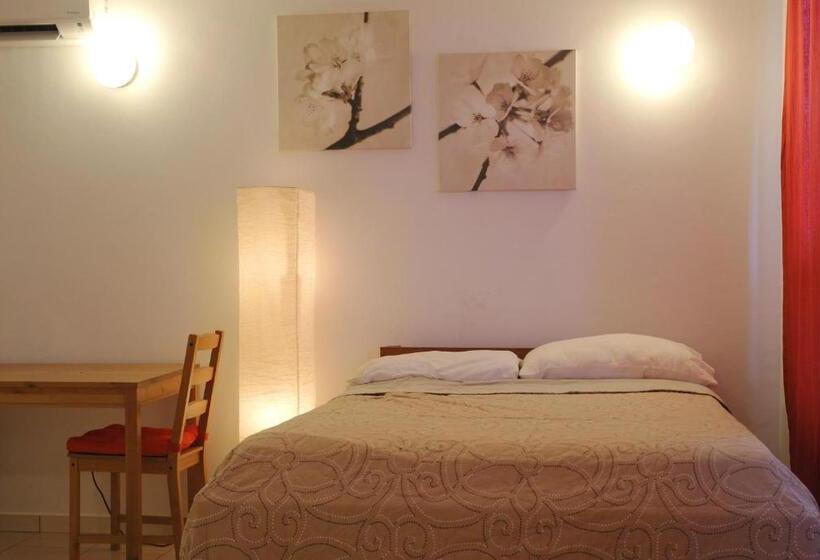 استودیوی استاندارد, Orange Rembrandt Studio Apartments