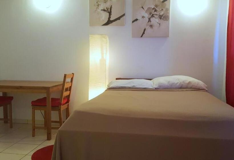 استودیوی استاندارد, Orange Rembrandt Studio Apartments