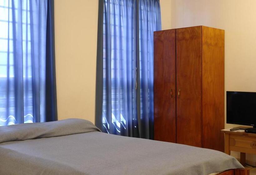 استودیوی استاندارد, Orange Rembrandt Studio Apartments