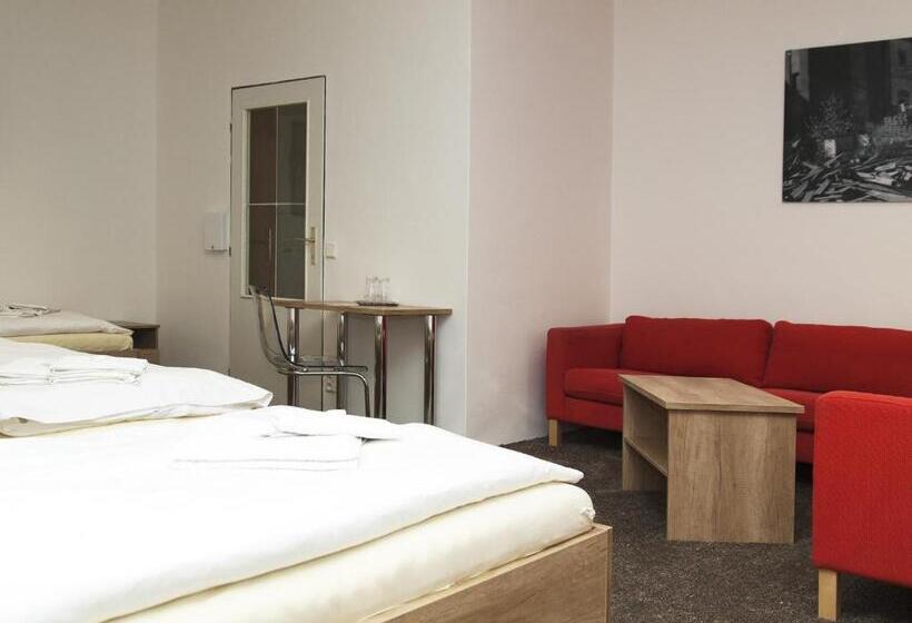 חדר סטנדרט לשלושה, U Heligonky